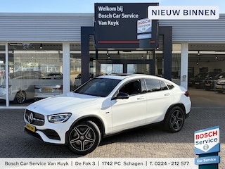 Mercedes-Benz GLC 300e 4MATIC Premium Plus / AMG-Styling / Automaat / Vol-Leder / Schuif-Kanteldak / Luchtvering / Stoelverwarming / Adaptieve Cruise-Control / 360°-Camera / Sfeerverlichting / Elektr.-Trekhaak / Elektr.-Achterklep / Apple-Carplay & Android-Auto / LED / Keyless / DAb Radio-Bluetooth / Navi / PDC V+A / 19'' LMV / ENZ.