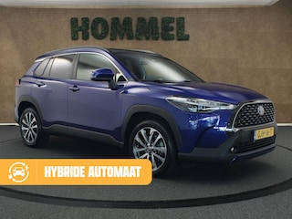 Toyota Corolla Cross 2.0 High Power Hybrid First Edition - CAMERA - LENDENSTEUN BESTUURDERSSTOEL - 18 INCH LICHT METALEN VELGEN - PANORAMADAK - 4 SEIZOENENBANDEN - PARKEERSENSOREN VOOR/ ACHTER - NAVIGATIE - CLIMATE CONTROL - VOORSTOELEN VERWARMD - STUUR VERWARMD - ELEKTRISCHE ACHTERKLEP
