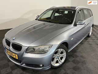 BMW 3-serie Touring 318i Corporate Lease Luxury Line NAVI PSENSOR LEDER TREKHAAK 2 X SLEUTELS