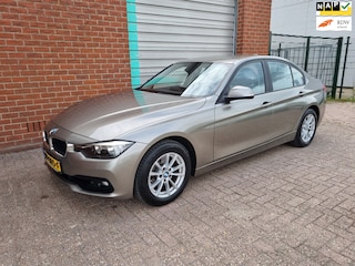 BMW 318i Essential Sedan Navi! Automaat! Bj:2015 NAP!
