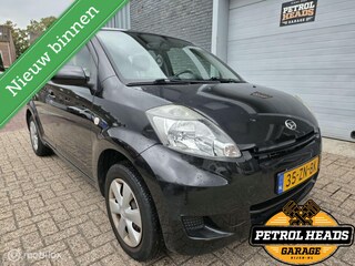 Daihatsu Sirion 2 1.0-12V Premium | APK 4-2027 | Elektr. Rmn.