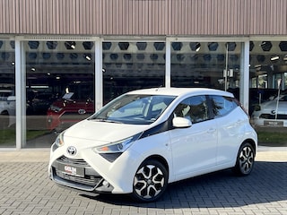 Toyota Aygo 1.0 VVT-i X-joy | Apple CarPlay/Android Auto, Airco, Lichtmetalen velgen, Safety Sense, Mistlampen