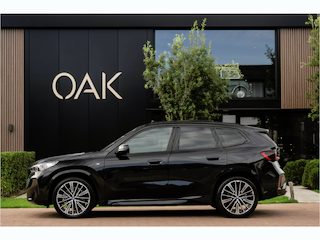 BMW iX1 xDrive30 | M-Sport | Live Cockpit | Panorama | Alcantara/Leder | Memory | Head-Up | ACC | H&K | 20"LM | Saphire Zwart