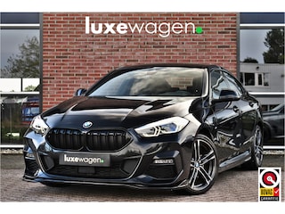 BMW 218i M-Sport Shadowline Trekhaak 18inch Live-cockpit Sfeerverlichting