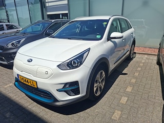 Kia Niro e-Niro DynamicLine 64 kWh | Trekhaak (voor fietsen) | Stuur-/Stoelverwarming | Camera | Apple Carplay/Android Auto | 1e Eigenaar |