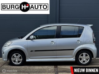 Daihatsu Sirion 2 1.3-16V Comfort - AIRCO - EL. RAMEN + SPIEGELS - ACHTERSPOILER - SIDESKIRTS - LM VELGEN - STUURBEKRACHTIGING - CPV - NAP - NL AUTO - NIEUWE APK BIJ AFLEVERING -
