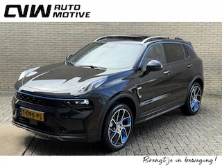 Lynk & Co 01 1.5 PHEV 261pk | Rolhoes | Zwarte hemel | 360 camera | Panoramadak | Adaptieve cruise | Lane assist | Dodehoekdetectie | Sfeerverlichting | Stoelverwarming | Keyless | DAB | LED | Apple CarPlay / Android Auto | Navigatie | Elektrische achterklep | Volledig dealeronderhouden | Fabrieksgarantie