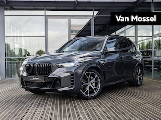 BMW X5 xDrive50e | DRAVITGRAU | ACHTERAS BESTURING | PANORAMADAK | TREKHAAK | SOFTCLOSE | STOELVENTILATIE | STOELVERWARMING | HARMAN KARDON | INTEGRAL ACTIVE STEERING | STOELMASSAGE | MEMORY | NL AUTO |