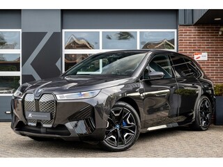 BMW iX xDrive40 Sportpakket | Multifunctionele Stoelen | Stoelventilatie | Harman/Kardon | Driving Ass. Prof. | 360 Camera | Suite Amido | Trekhaak |