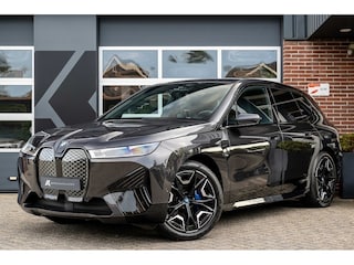 BMW iX xDrive40 Sportpakket | Multifunctionele Stoelen | Stoelventilatie | Harman/Kardon | Driving Ass. Prof. | 360 Camera | Suite Amido | Trekhaak |