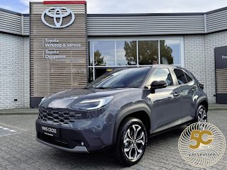 Toyota Yaris Cross HYBRID 130 FIRST EDITION NIEUW MODEL 2026! DIRECT LEVERBAAR!! STOEL/STUURVER LED 17'' LM-VELGEN KEYLESS BLIND SPOT APPLE/ANDROID
