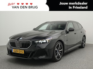 BMW 5-serie Touring 530e 300 PK | Leder | Harman/ Kardon | M-Sportpakket | Wegklapbare Trekhaak | 360 Camera | Side Assist | Head-Up Display | Stoelverwarming & Verkoeling |
