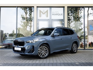 BMW X1 sDrive20i Aut. 157PK | M Sportpakket | Innovation Pack | Trekhaak | 18" LM Velgen | Adaptief LED | Head-Up Display | 360 Graden Camera | Stoelverwarming | Comfort Access |