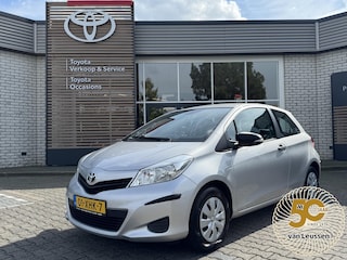 Toyota Yaris 1.3 VVT-i COMFORT NL-AUTO DEALER-OND PARK-SENSOREN RADIO/CD SPELER TREKHAAK 6-VERS