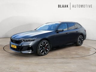 BMW 5-serie Touring 530e M Sport-Pro Edition | matzwart | 21" individual | innovation | leer | head-up
