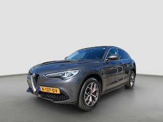 Alfa Romeo Stelvio 2.0 T 200pk AWD Super | 19'' velgen | Navigatie | Active suspension | Carplay | Elektrische stoelen | Adaptive crusie controle | Camera | Elektrische achterklep | Stoelgeheugen | Dodehoek detectie