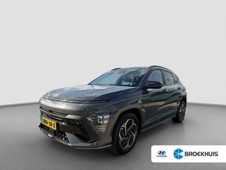 Hyundai Kona 1.6 GDI HEV 141pk N-Line Sky | Trekhaak | Panorama schuifdak | Stoelventilatie | 360 graden camera | Elektrische achterklep | Dodehoek detectie | Stoelgeheugen | Stoelverwarming | Premium audio