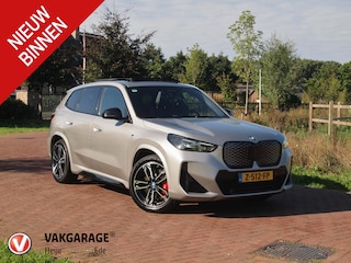 BMW iX1 xDrive30 67 kWh Panoramadak | Camera | Sfeerverlichting | Apple Carplay | Sportstoelen | NL-Auto |