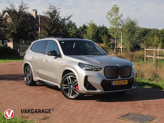 BMW iX1 xDrive30 67 kWh Panoramadak | Camera | Sfeerverlichting | Apple Carplay | Sportstoelen | NL-Auto |