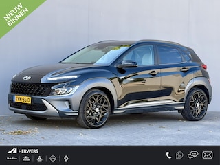 Hyundai Kona 1.6 GDI HEV Premium / Fabrieksgarantie t/m 09-2027 / Stoelverwarming / Lederen bekleding / Achteruitrijcamera / Apple CarPlay/Android Auto / Navigatiesysteem / Elektrische Stoelen / Keyless Entry/Start / Draadloze Telefoonlader /