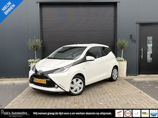Toyota Aygo 1.0 VVT-i x-play | Airco | Navigatie | Achteruitrijcamera | Multimedia scherm | Uniek lage tellerstand! | Dealeronderhouden | Super!!