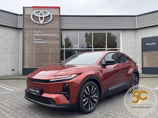 Toyota C-HR FIRST EDITION 77KWH NIEUW EN DIRECT LEVERBAAR!!! 20''LM-VELGEN WARMTEPOMP KEYLESS EL-ACHTERKLEP BLIND SPOT NAVI CAMERA PARK-SENSOREN LED PRIVACY GLASS STOEL/STUURVERW