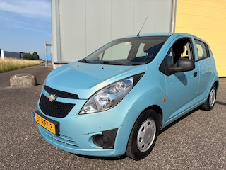 Chevrolet Spark 1.0 16V LE met lichte schade.