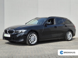 BMW 3-serie Touring 330e / SOH 95% / Dealer onderhouden / 1.500 kg Elektr. trekhaak / EAER 60 km / Apple Carplay Android Auto / Elektrische achterklep / Cruise control / Keyless start / Climate control / Navigatie / Parkeersensoren voor en achter /