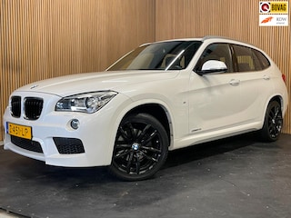 BMW X1 SDrive20i|M-PAKKET|BLACK&WHITE|AUTOMAAT|PANORAMADAK|SPORT VOLLEDER|STOELVERWARMING-V|NAVIGATIE|CLIMATE+CRUISE CONTROL|PDC-A