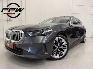 BMW 530e Edition PANO/H&K/HEAD-UP/LEER-SPORT/CURVED-DISPLAY/360CAMERA/20"/LED-ADAPTIVE/KEYLESS/ELECTR.TREKHAAK/NIEUW-MODEL2025/BTW-AUTO/FABRIEKS-GARANTIE T/M 06-2027
