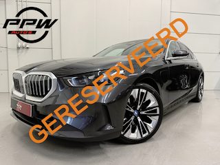 BMW 530e Edition PANO/H&K/HEAD-UP/LEER-SPORT/CURVED-DISPLAY/360CAMERA/20"/LED-ADAPTIVE/KEYLESS/ELECTR.TREKHAAK/NIEUW-MODEL2025/BTW-AUTO/FABRIEKS-GARANTIE T/M 06-2027