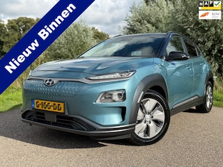 Hyundai Kona EV Premium 64 kWh Long Range / SoH 97.8% / Automaat / Camera / Stoelverwarming - Airco / Leder / PDC /