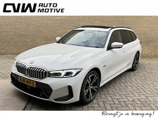 BMW 320e M Sport | Facelift | Panoramadak | Innovation Pack | Adaptieve LED | Adaptieve cruise | CarPlay | Wide screen | Camera | Sportstoelen half leder | Stoelverwarming | Head up | Keyless | Memory | Sfeerverlichting | Harman&kardon | Shadow Line | Elektrische achterklep | Volledig dealeronderhouden