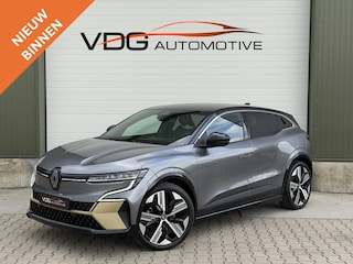 Renault Mégane EV60 Optimum Charge 220 Iconic / SOH 96% / WLTP 500 / Snel lader / Warmtepomp / Harman KArdon / Camera Binnenspiegel / 360 Camera / Navigatie / Carplay / Clima / Two Tone / 20" lm