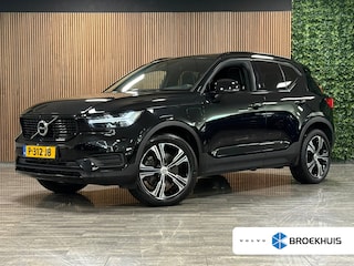 Volvo XC40 T5 Recharge R-Design | Schuifdak | Trekhaak | Parkeercamera | Adaptieve Cruise Control | Stoel en Stuurwielverwarming | Privacy Glass | 19 Inch | Microtech / alcantara bekleding met wit stiksel en bies | Zitting verlenging voorstoelen | Pilot Assist | BLIS Dode Hoek Detectie | Keyless Drive | Parkeersensoren voor+achter | Privacy Glass | Elektrisch bedienbare achterklep | DAB Radio | Apple Carplay/Android Auto | Volvo On Call met mobiele App functie | Onyx Black Metallic |