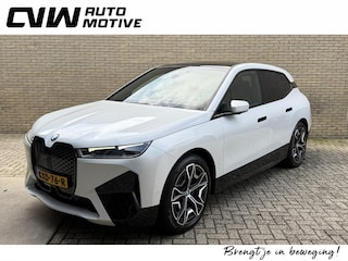 BMW iX xDrive40 Sportpakket 77kWh | SOH 98% | Sky Lounge | Trekhaak | 22 inch velgen | Driving Ass. Prof. | Harman&kardon | 360 camera | Laser LED | Head up | Stoel&stuurverwarming | Full-LED | DAB | Apple CarPlay / Android Auto | Elektrisch verstelbare stoelen en stuurkolom