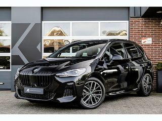 BMW 2-serie Tourer 220i M Sport | Panorama | Trekhaak | Memory | Harman/Kardon | Driving Ass. + | Head-Up | 360 Camera |