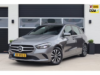 Mercedes-Benz B-klasse 180 Business Solution - Trekhaak - Half leder - Widescreen - Stoelverwarming - 2e eigenaar - NL Auto