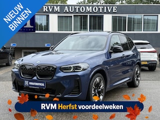 BMW iX3 High Executive 80 kWh M-SPORT SHADOW| SOH 99%| VAN: 43.900,- VOOR: 40.877,- UW HERFSTVOORDEEL: 3.023,| SUPER COMPLEET!| 360 CAMERA| HARMAN KARDON| ELEKTRISCHE STOELEN| HUD|DRIVING ASS. PROFF!| ELEKTRISCHE ACHTERKLEP| GESTURE CONTROL|