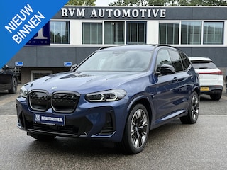 BMW iX3 High Executive 80 kWh M-SPORT SHADOW| SOH 99%| VAN: 43.900,- VOOR: 40.877,- UW HERFSTVOORDEEL: 3.023,| SUPER COMPLEET!| 360 CAMERA| HARMAN KARDON| ELEKTRISCHE STOELEN| HUD|DRIVING ASS. PROFF!| ELEKTRISCHE ACHTERKLEP| GESTURE CONTROL|