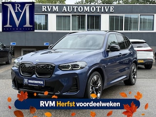 BMW iX3 High Executive 80 kWh M-SPORT SHADOW| SOH 99%| VAN: 43.900,- VOOR: 40.877,- UW HERFSTVOORDEEL: 3.023,| SUPER COMPLEET!| 360 CAMERA| HARMAN KARDON| ELEKTRISCHE STOELEN| HUD|DRIVING ASS. PROFF!| ELEKTRISCHE ACHTERKLEP| GESTURE CONTROL|