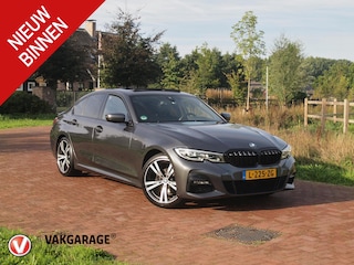 BMW 318i Business Edition | M-Pakket | Panoramadak | Trekhaak | Camera | Sfeerverlichting | Sportstoelen | NL-Auto |