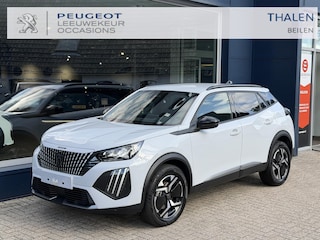 Peugeot 2008 1.2 Hybrid 145 PK Allure | NETTO DEAL | Automaat Hybride | BOUWJAAR 6-2026 DEMO MET €10.000 VOORDEEL | 360 Graden Camera | Dode Hoek Detectie | Parkeersensoren V+A | Hoge Zitpositie | Climate Control | Stoelverwarming | Navigatie via Telefoon | Dakrails | Cruise Control | Apple Carplay & Android Auto draadloos | LED Verlichting | 17" Lichtmetalen Velgen |