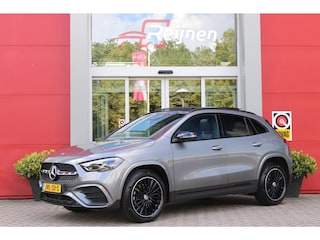 Mercedes-Benz GLA 250 e AMG Line | PANORAMISCH SCHUIF/KANTEL DAK | SFEER VERLICHTING | ELEKTRISCH BEDIENBARE VOORSTOELEN MET GEHEUGENFUNCTIE EN "ZITKINEMATICA" | DRAADLOZE APPLE CARPLAY/ANDROID AUTO | NIGHT PAKKET: DAKRELING ZWART, ZIJRUITEN EN ACHTERRUITEN ZWART, LICHTMETALEN VELGEN 19" ZWART | HEAD UP DISPLAY | REALITY-NAVIGATIE  | 360° CAMERA | MULTI BEAM LED KOPLAMPEN | DODEHOEK DETECTIE | ADAPTIVE CRUISE CONTROL | KEYLESS GO | ELEKTRISCH BEDIENBARE ACHTERKLEP | DRAADLOZE TELEFOONLADER | PREMIUM AUDIO | STOEL VERWARMING |
