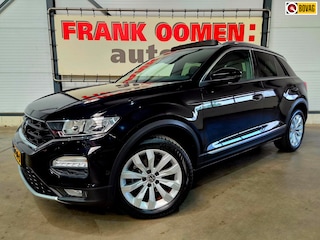 Volkswagen T-Roc 1.5 TSI 150PK Sport + Dealer OH|Panorama|Virtual|Winter pack|Park assist|Sfeerverl.|Dodehoek|Lane|DAB|Navi|17"LMV