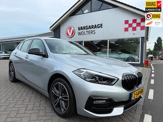 BMW 118i High Executive. RIJKLAARPRIJS! TREKHAAK/AUTOMAAT/SPORTSTOELEN