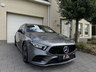 Mercedes-Benz A-klasse 180 AMG Aut Nightpakket Widescreen AmbientLight Keyless SportLeder Led Camera 18" Pdc