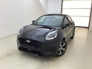 Ford Puma 1.0-125pk EcoBoost Hybrid ST-Line X. Alweer zo'n mooie complete Ford Puma met slechts 7.400km èn fabrieksgarantie t/m 10-12-2029 ! Autm. airco, LED verlichting, navigatie, telefoonvoorb., bestuurders assistent pakket, winterpakket etc., etc
