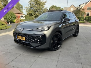 Volkswagen T-Roc 1.5 eTsi R-Line First Edition Black Style /Hu Display /ElekTrekhaak / Panoramadak / Harmon Kardon / subwoofer / Matrix Led Verlichting / Stuur en stoel verwarming / 360 Camera /