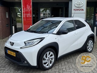 Toyota Aygo FIRST 5-DEURS APPLE/ANDROID CAMERA CLIMA AD-CRUISE 17'' LM-VELGEN EL-RAMEN/SPIEGELS NL-AUTO 1E-EIG